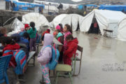 Filas de estudiantes permanecen a la intemperie tras las tormentas de nieve y lluvia que afectaron a los campamentos de Latakia