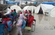Filas de estudiantes permanecen a la intemperie tras las tormentas de nieve y lluvia que afectaron a los campamentos de Latakia