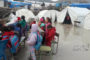 Filas de estudiantes permanecen a la intemperie tras las tormentas de nieve y lluvia que afectaron a los campamentos de Latakia